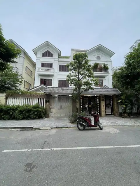 Cho thuê biệt thự cao cấp Nam Cường, Cổ Nhuế - 200m2, có hầm, thang máy