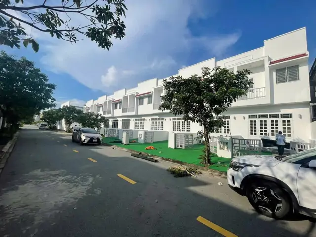 Nhà Phố Sổ Hồng Sẵn - Trả 30% Nhận Nhà Ở Ngay