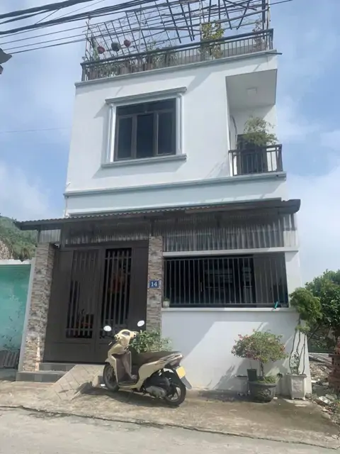 Nhà Đẹp - Giá Tốt - Chính Chủ Bán Căn Nhà 3 Tầng Tại Phường Cẩm Sơn , Cẩm Phả, Quảng Ninh