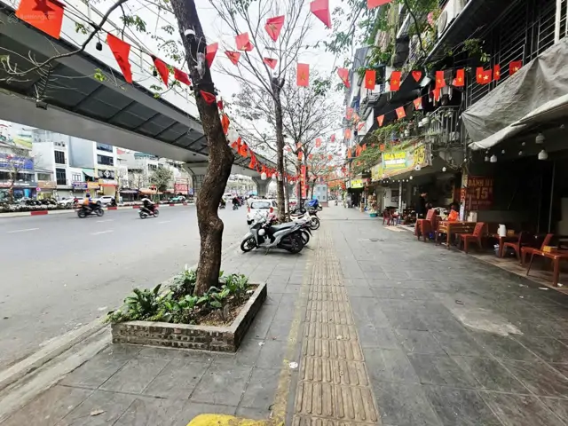 Tầng 1 Siêu Hiếm Có Sân Riêng, Dtsd Lên Đến 60M2 Tại Phố Minh Khai. Giá 4,5 Tỷ