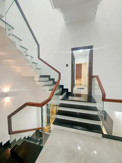 ► Mt Đường 5.5M Nhánh Lý Tự Trọng, 81M2, 2 Mặt Thoáng, 3.5 Tầng Đúc Mới Đẹp, 8.X Tỷ