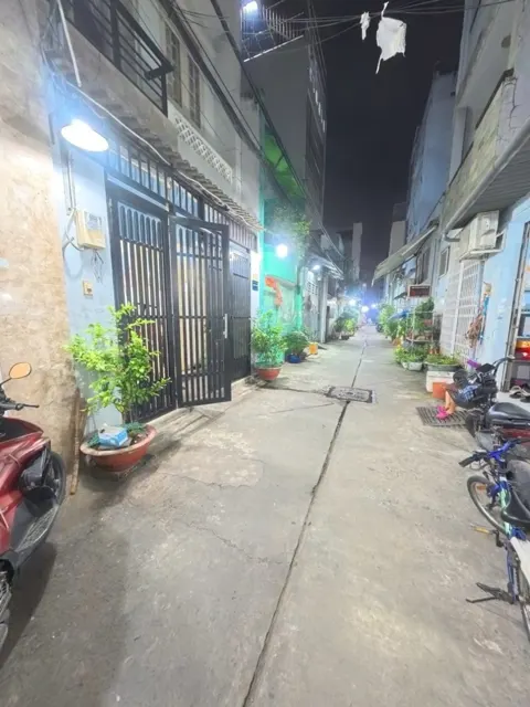 Ngay Chợ Lê Văn Quới - 4X9m - 2 Tầng Đúc Thật - Nhà Còn Mới Đẹp Ở Ngay - Vài Bước Chân Ra Chợ Sầm