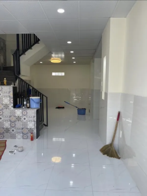 Bán Gấp Nhà Đẹp KDC Hồng Long, Thủ Đức - 5x10, Xe Hơi Đậu Cổng