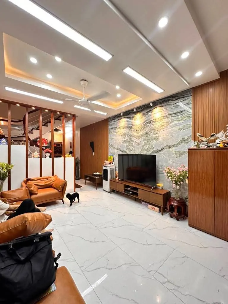 Nhà phố 55m2 Võ Thị Sáu: Thang máy, Nội thất Châu Âu, Ô tô đỗ cửa