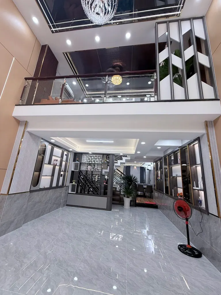 Bán nhà Tân Bình: 4 Tầng, 70m2, Giá 9.9 Tỷ - Vị trí đẹp, Full Nội Thất