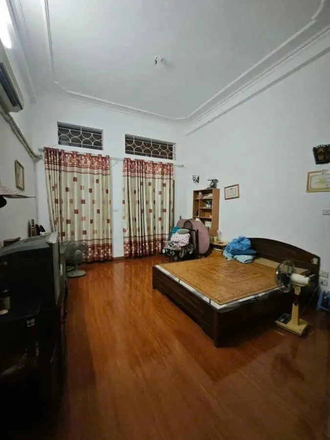 Bán Nhà Mặt Phố Trần Quốc Hoàn 55m2, 3 Tầng, Giá 18.8 Tỷ - Vị Trí Đắc Địa