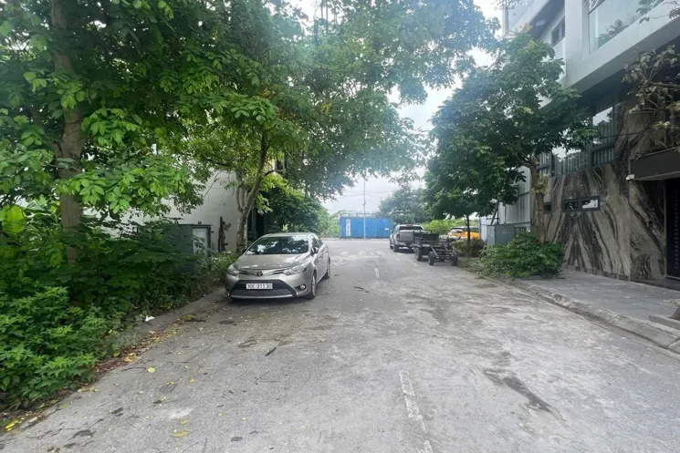 Phân Lô Ô Tô Tránh - Ô Tô Chạy Vòng Quanh - Vỉa Hè-Hơn 5 Tỷ.