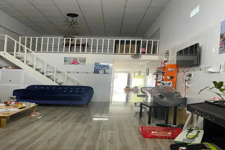 Chủ Cần Ra 1 Lô Kèm Nhà Cấp 4 , Xây Full, 3P Ngủ, 1P Thờ,1P Quán , 3Wc,Gác Đổ Kiên Cố, Vào Ở Liền - ảnh 1