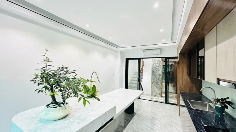 Bán Nhà Mới- Đẹp Dân Xây Độc Lâp 7 Tầng Thang Máy Phố Trạm 34 M2 10.5 Tỷ Long Biên Hà Nội