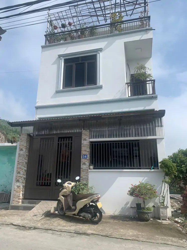 Nhà Đẹp - Giá Tốt - Chính Chủ Bán Căn Nhà 3 Tầng Tại Phường Cẩm Sơn , Cẩm Phả, Quảng Ninh