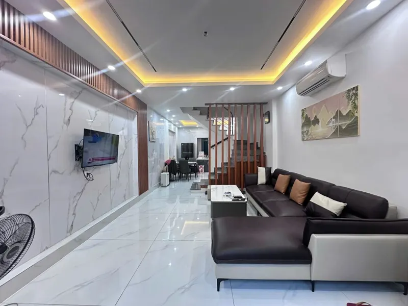 Bán Nhà Thạch Bàn - Ra Cổ Linh Chỉ 30M – 5 Tầng – Nhỉnh 6 Tỷ