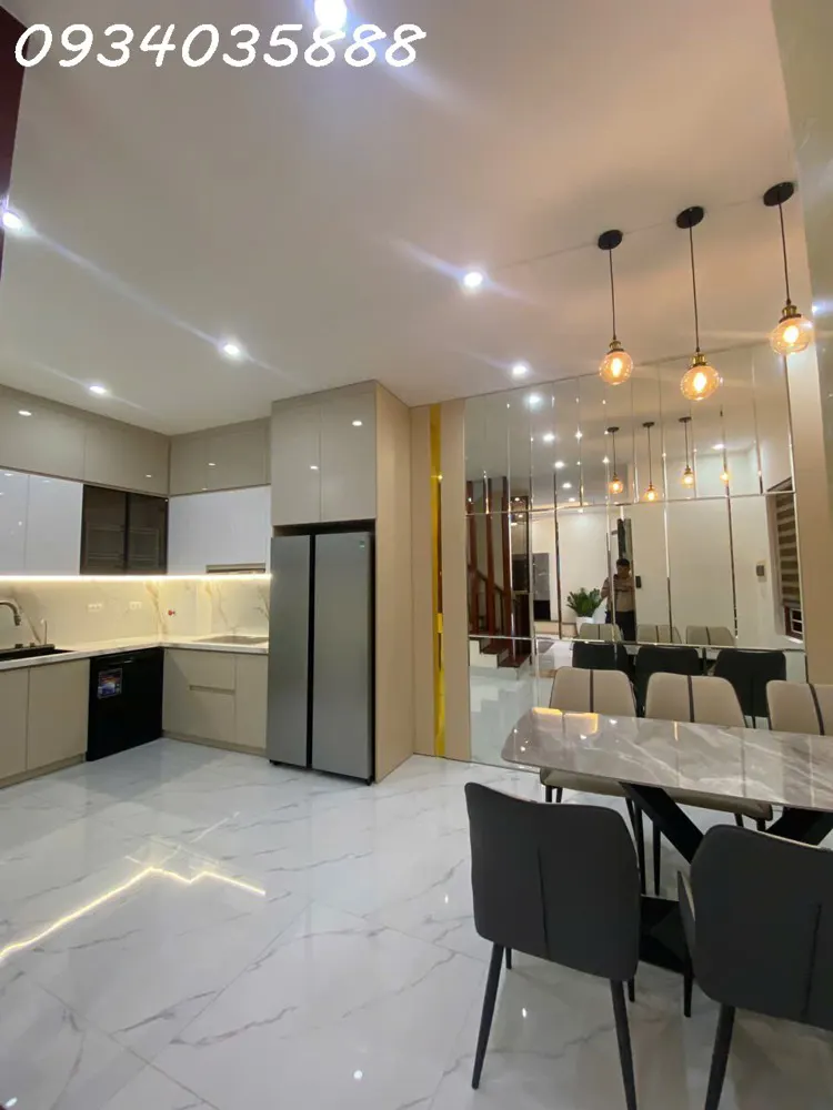Nguyễn Văn Cừ – Lô Góc – Thang Máy – Full Nội Thất Cao Cấp