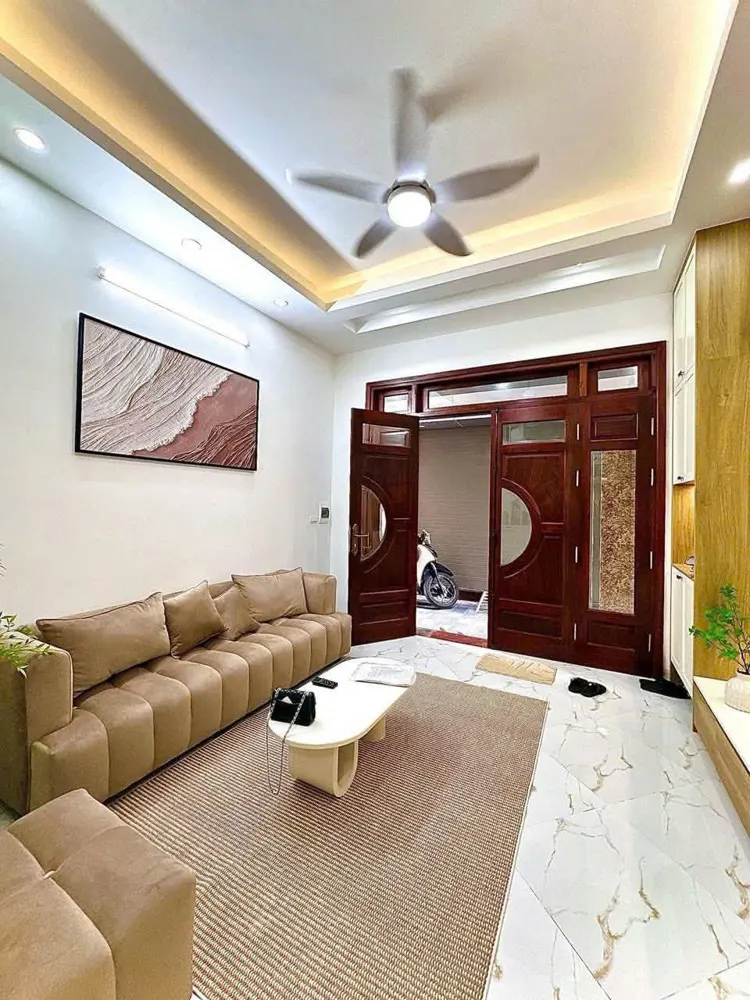Nhà Đẹp 5 Tầng – Ô Tô Đỗ Cổng – Full Nội Thất Xịn Sò – Trung Tâm Thạch Bàn – 33M2