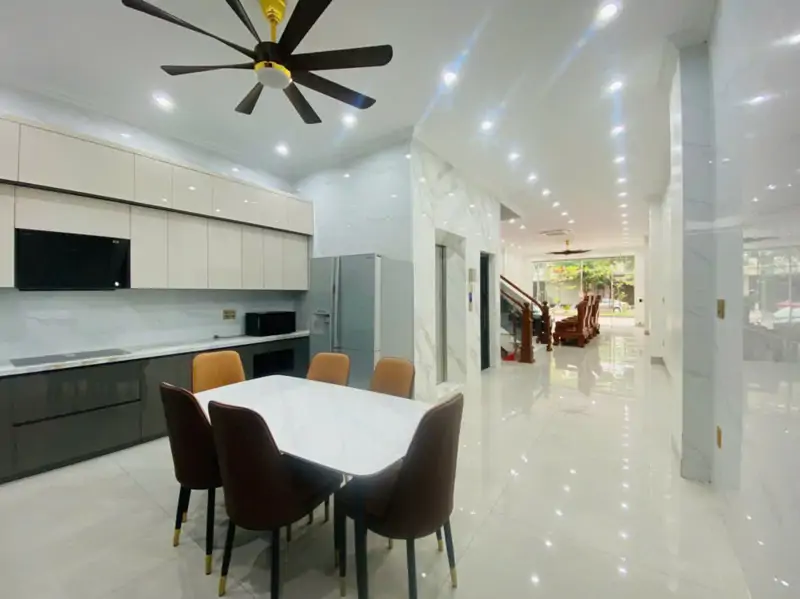 Cho Thuê Nhà Có Thang Máy, Đường Rộng 30M, Gồm 6 Phòng Ngủ Đủ Đồ Ở Luôn - ảnh 1