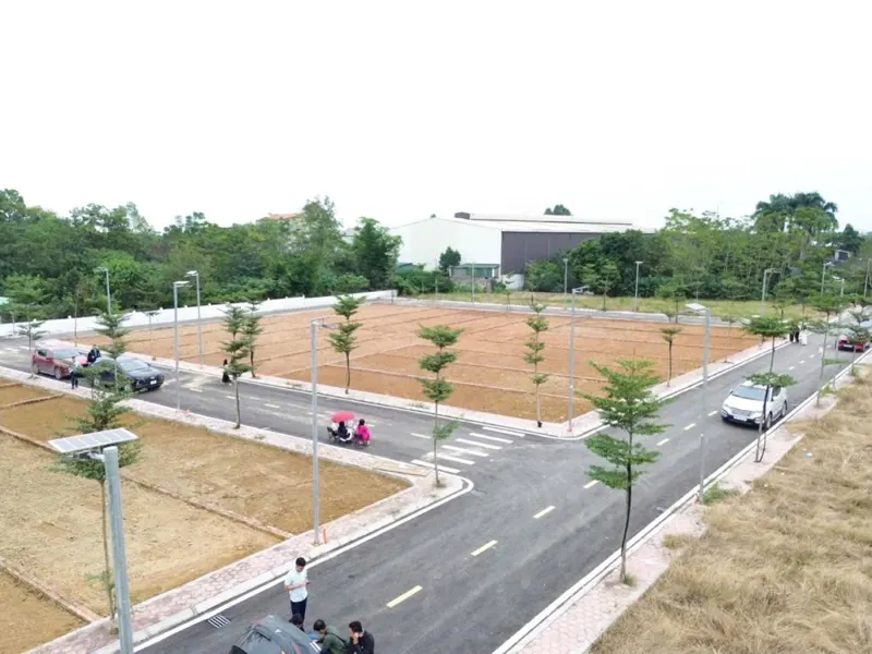 Bán 100M2 Đất Vị Trí Lõi Trung Tâm Thành Phố , Sát Cổng Đhgq Hà Nội , Bám Trục Chính Kinh Doanh,