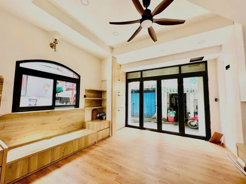 Bán Nhà Mặt Tiền Kinh Doanh Q4 Ngang 4 X 10 Xây Mới Đúc Bê Tông Có 5 Đ