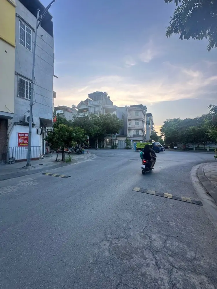 Bán Đất Việt Hưng 55M2- Mt 5M- Vỉa Hè, Ô Tô Tránh Đỗ, Kinh Doanh- 17.8 Tỷ