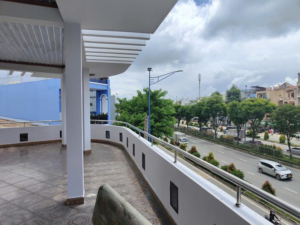 Giảm 4 Tỷ: Nhà 3 Tầng, Mặt Tiền Trường Chinh, 100m² - Ngân Hàng/Cho Thuê