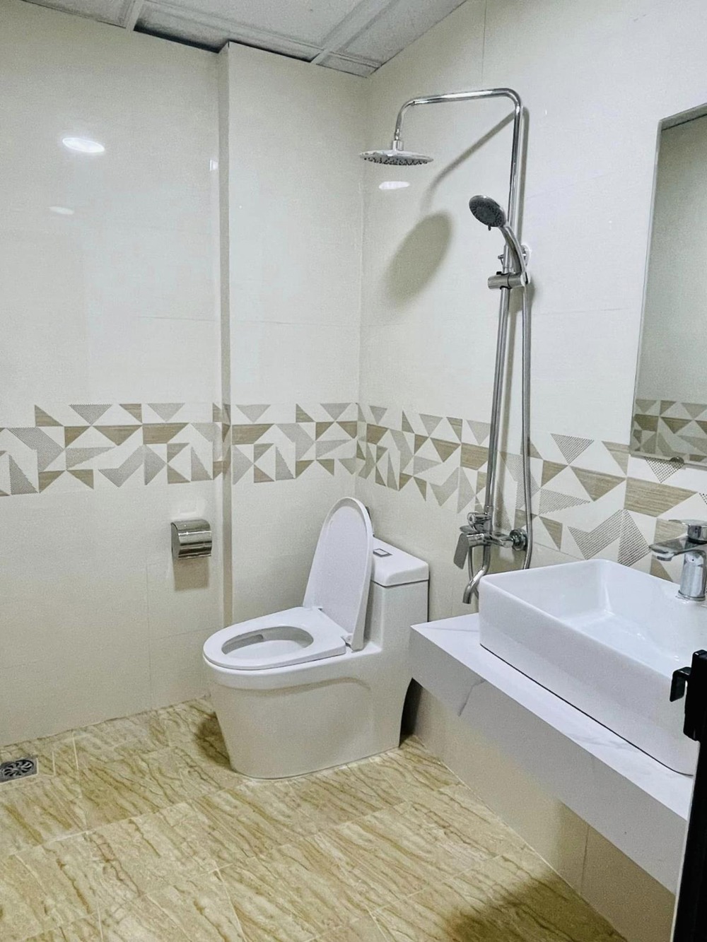 Nhà 5 Tầng Mặt Ngõ Quang Trung, Hà Đông: Giá 6 Tỷ - Gần Phố, Oto Đỗ