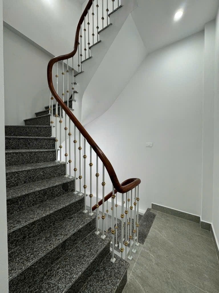 Nhà Mới 5 Tầng, Vị Trí Đắc Địa, Ngõ Thông Thoáng - Giá 7.4 Tỷ