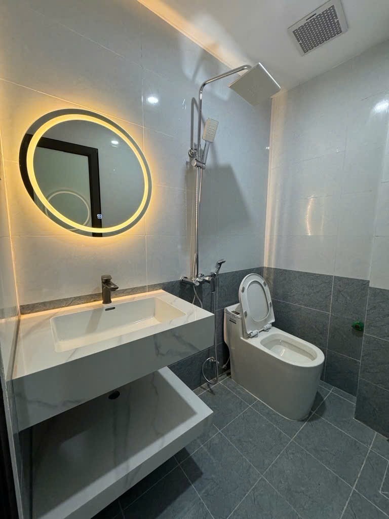 Nhà Mới 5 Tầng, Vị Trí Đắc Địa, Ngõ Thông Thoáng - Giá 7.4 Tỷ