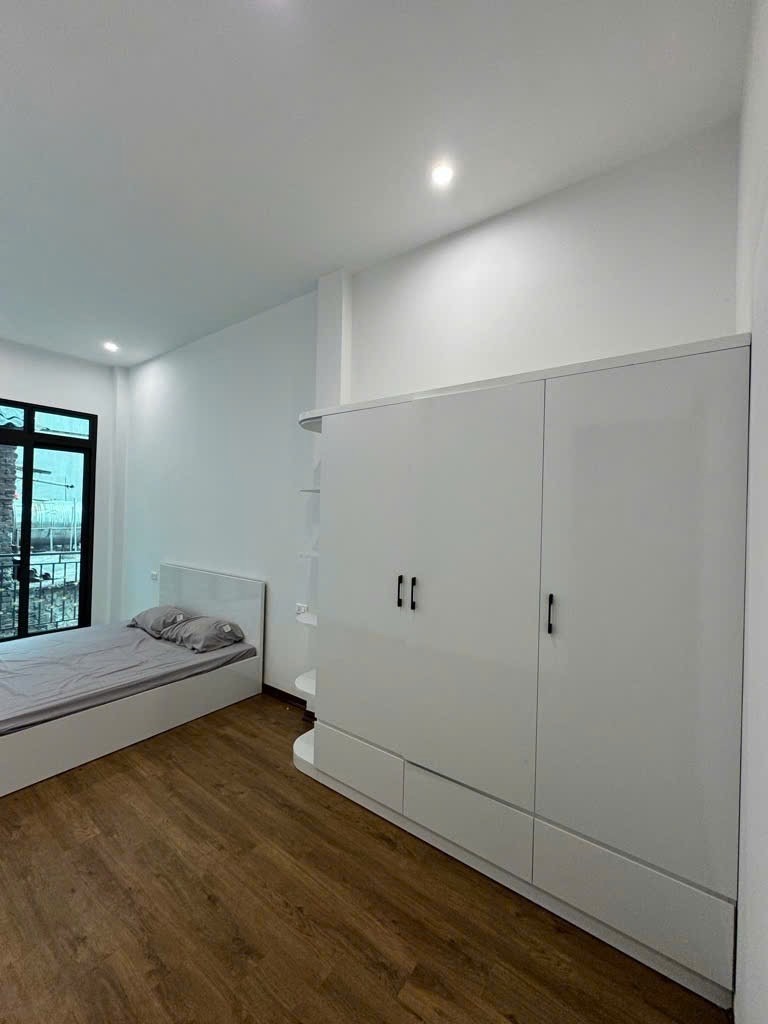 Nhà Mới 5 Tầng, Vị Trí Đắc Địa, Ngõ Thông Thoáng - Giá 7.4 Tỷ