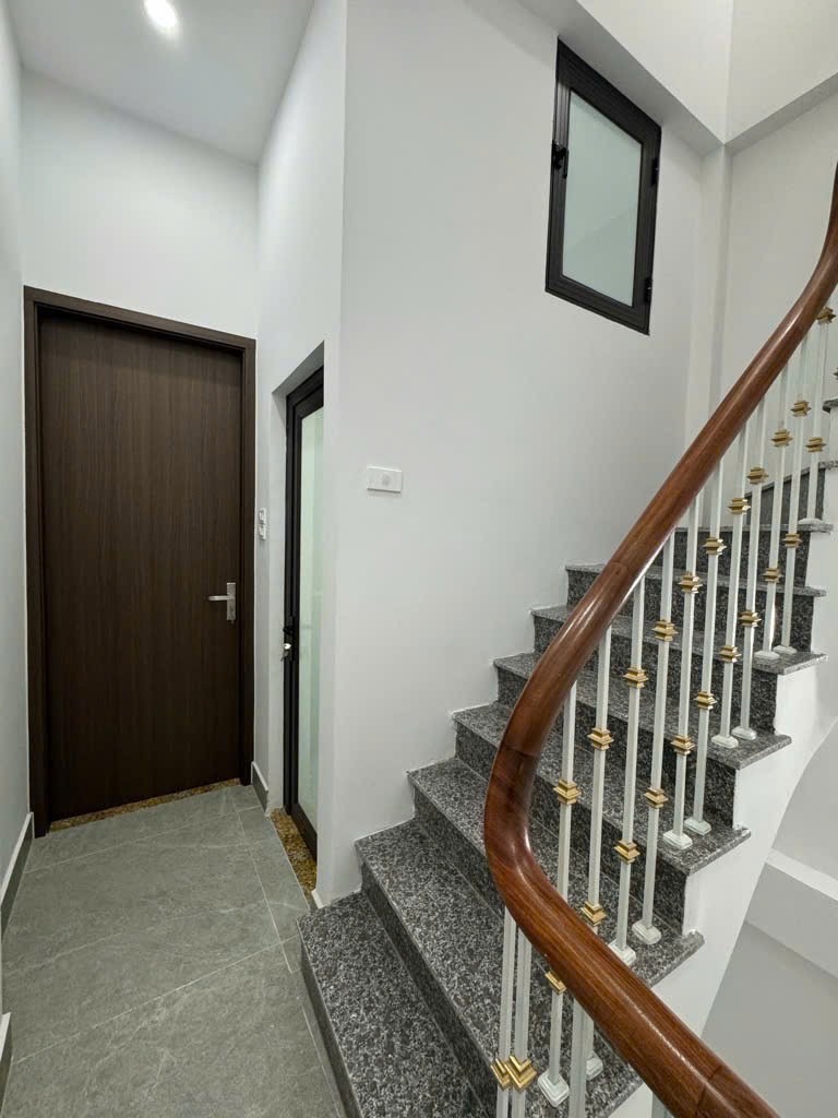 Nhà Mới 5 Tầng, Vị Trí Đắc Địa, Ngõ Thông Thoáng - Giá 7.4 Tỷ