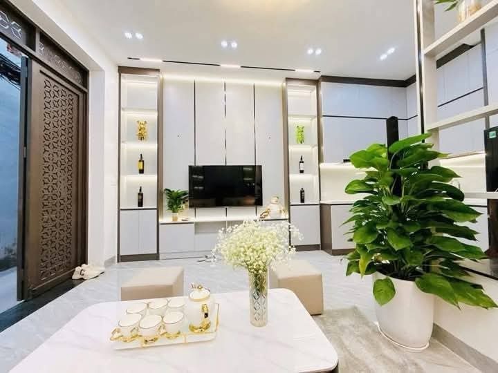 Siêu phẩm nhà đẹp Hà Nội: 5 tầng, thang máy, vị trí đắc địa - Giá Tốt!