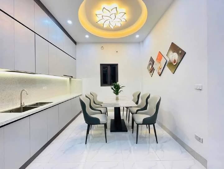 Siêu phẩm nhà đẹp Tạ Quang Bửu: 38m² x 5 tầng, thang máy, full nội thất, gần phố