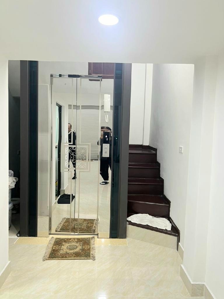Gara Oto Kinh Doanh 6 Tầng, Thang Máy, Nội Thất Cao Cấp - Vị Trí Đắc Địa Cầu Giấy