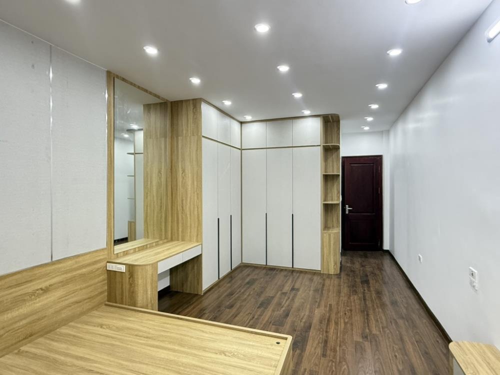Bán nhà Phùng Chí Kiên - Vị trí đẹp, 6 tầng, thang máy, giá 15.5 tỷ