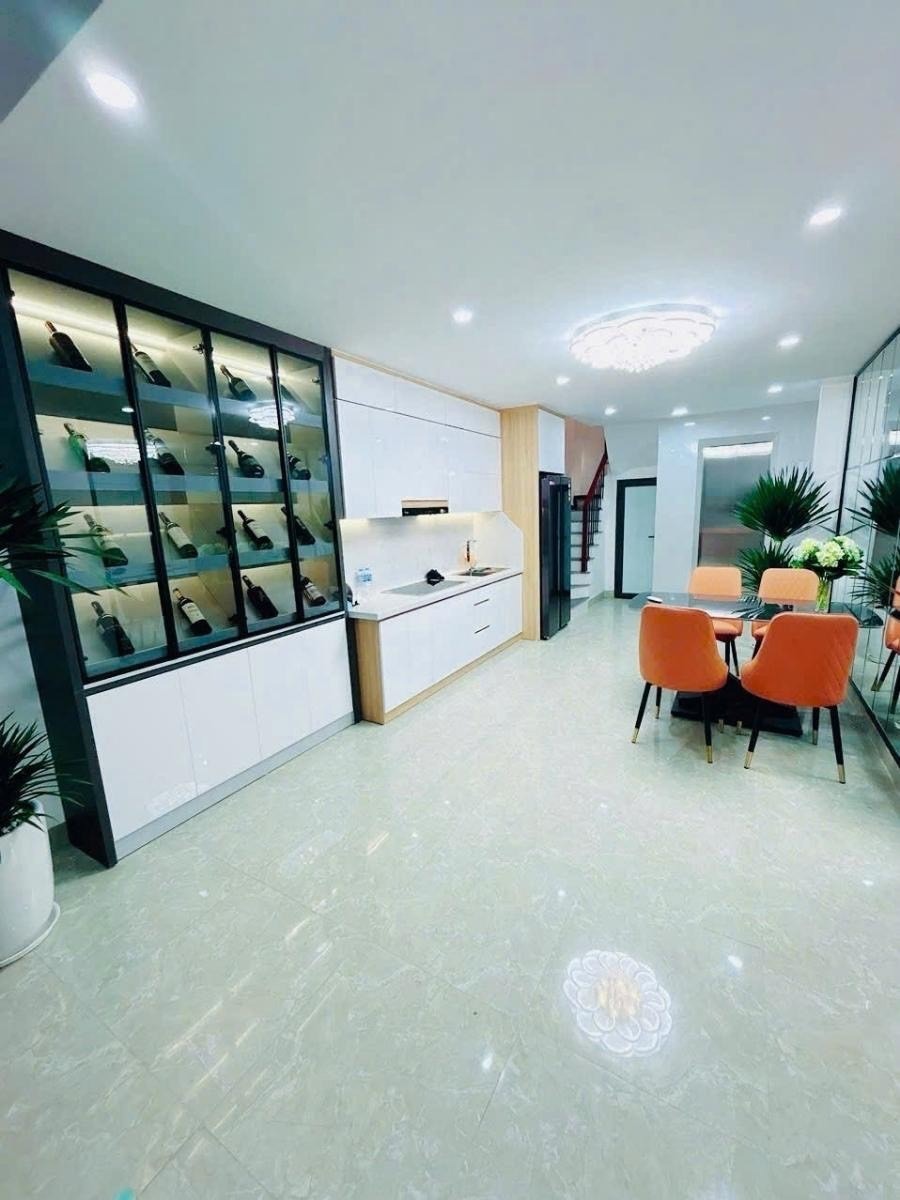 Bán nhà 8 tỷ 7 gần Hồ Ba Mẫu: 6 tầng, thang máy, 38m2, vị trí đẹp