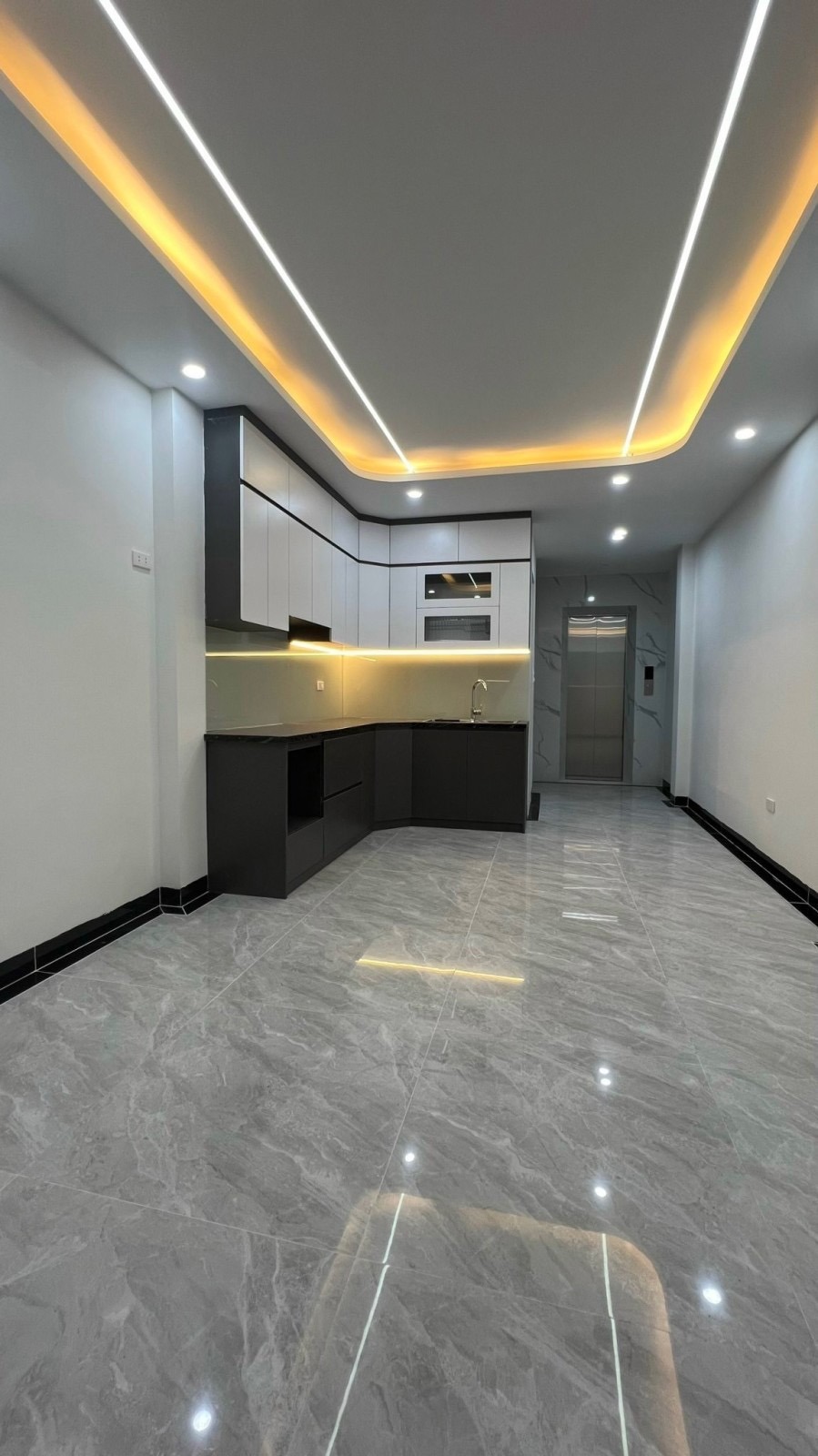 Bán Nhà 8 Tỷ 6 - Thang Máy, Vị Trí Đắc Địa, Ngõ Thông Thoáng