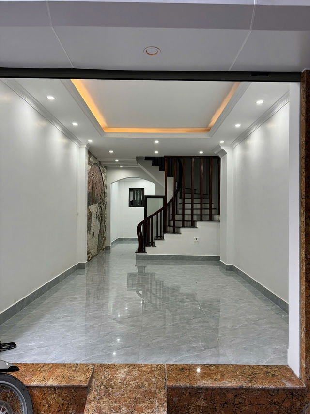 Bán Gấp Nhà Trần Thái Tông - 40m2, 5 Tầng, Giá 12.2 Tỷ - Vị Trí Đắc Địa