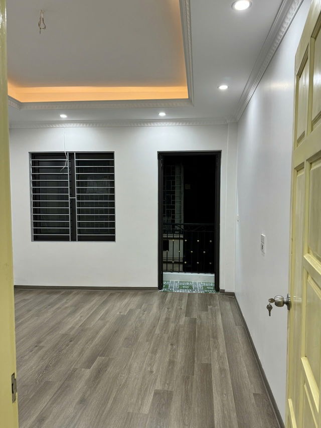 Bán Gấp Nhà Trần Thái Tông - 40m2, 5 Tầng, Giá 12.2 Tỷ - Vị Trí Đắc Địa