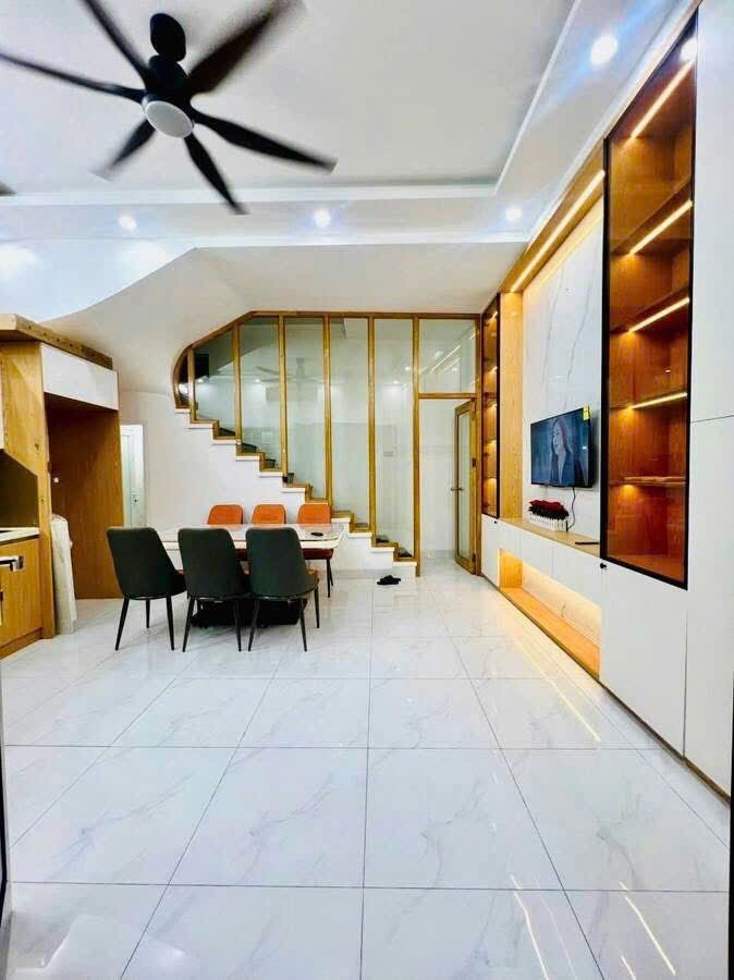 Nhà 30m2 Mặt Tiền Đẹp, Ngõ Thông, Gần Phố - Giá Tốt