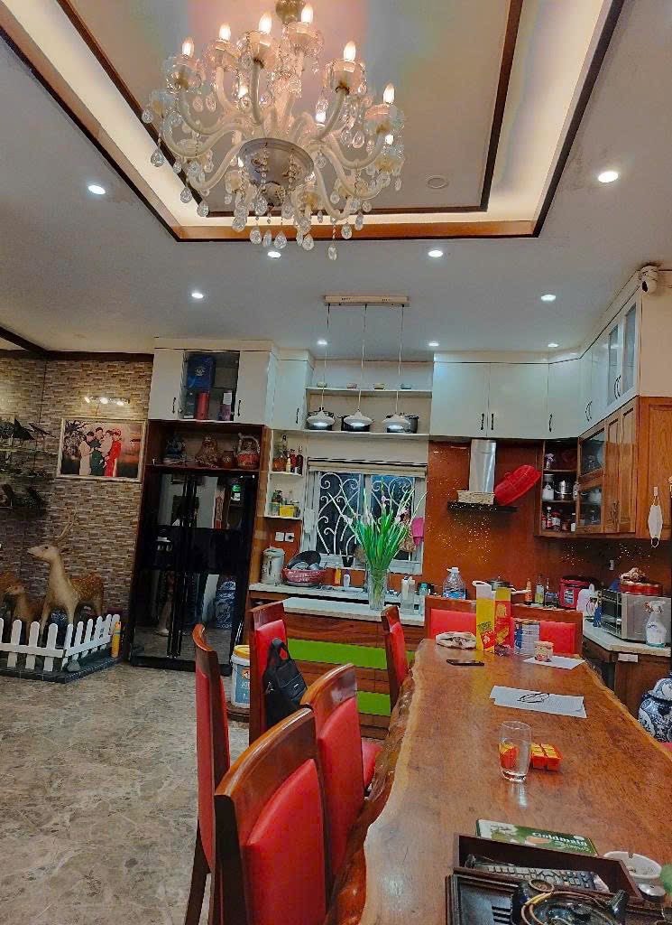 Bán nhà 5 tầng, 110m², mặt tiền Lạc Long Quân, Tây Hồ - Vị trí VIP, giao thông thuận tiện