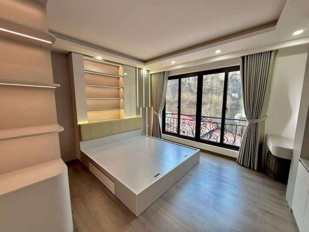 Bán nhà 6 tầng, thang máy, sân riêng Hoàng Hoa Thám, Ba Đình - 8.6 tỷ