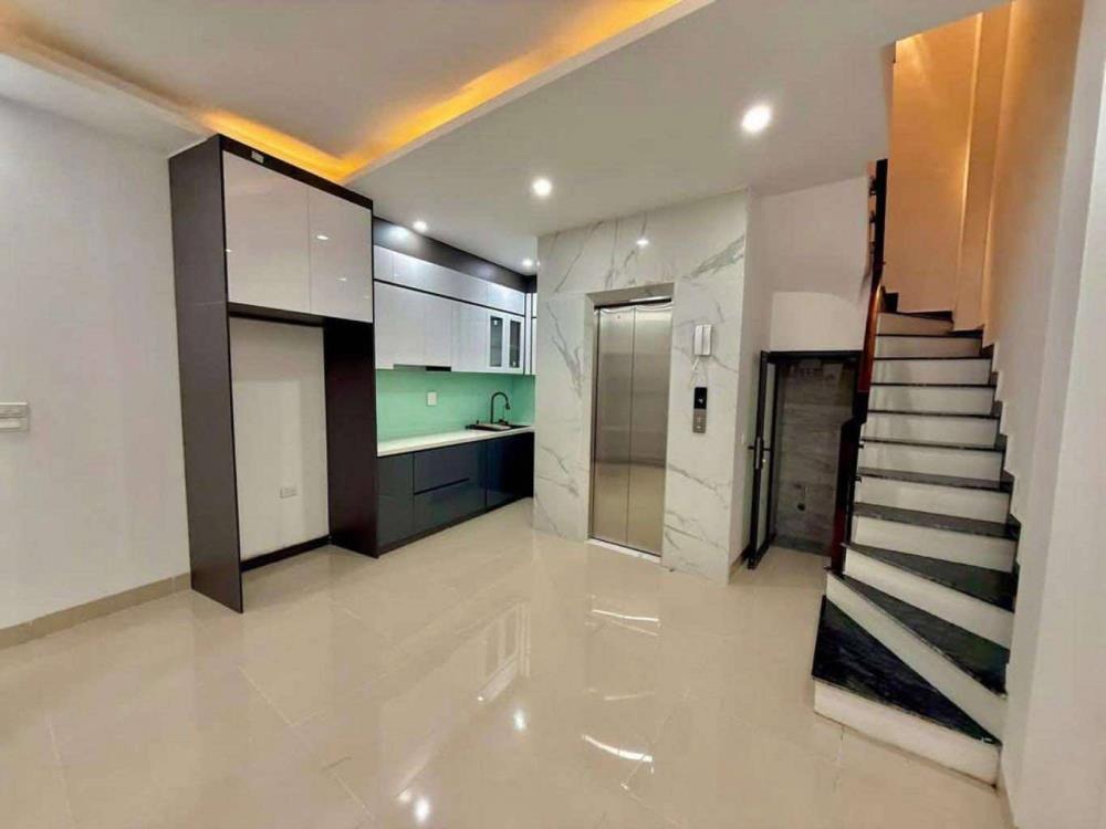 Bán nhà 6 tầng, thang máy, sân riêng Hoàng Hoa Thám, Ba Đình - 8.6 tỷ