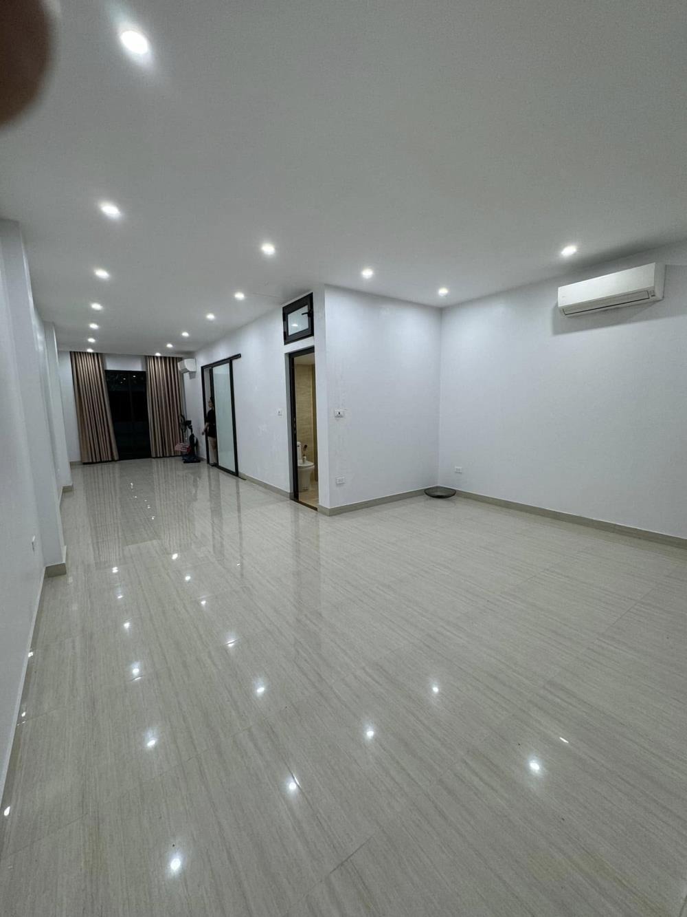 Bán nhà mặt ngõ Cầu Giấy, 8 tầng thang máy, ô tô vào nhà, 20 tỷ