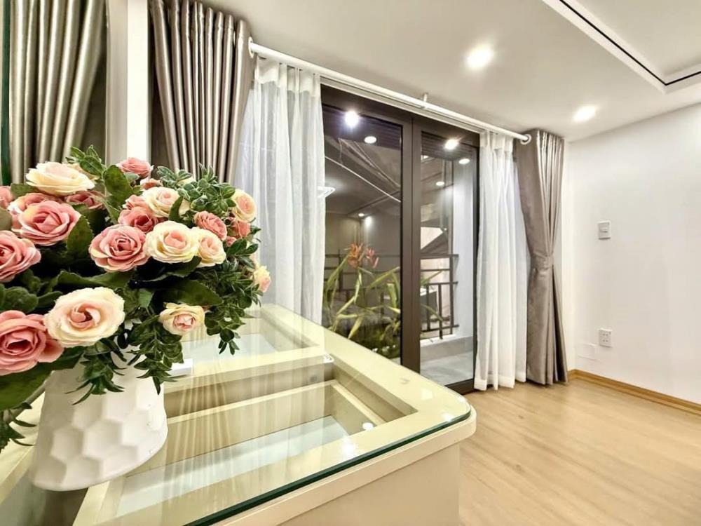 Siêu phẩm Hoàng Cầu 40m2, 5 Tầng, Thang Máy, Giá Tốt - Vị Trí Trung Tâm