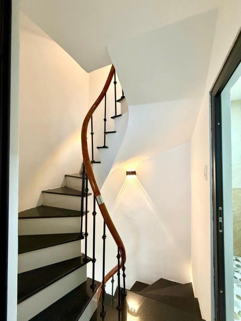 Siêu phẩm Hoàng Cầu 40m2, 5 Tầng, Thang Máy, Giá Tốt - Vị Trí Trung Tâm