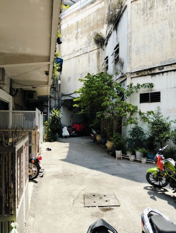 Gấp Bán Nhà Quận 1: Căn Hộ Tầng Trệt Giá Tốt, Gần Chợ, Tiềm Năng Kinh Doanh