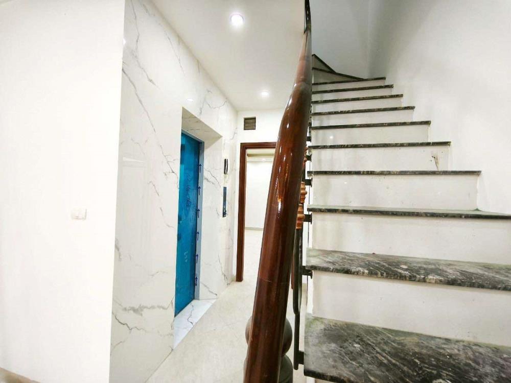 Oto Đỗ Cửa - Phố Lạc Long Quân: Đầu Tư Sinh Lợi, Dòng Tiền Ổn Định - Giá 13.2 Tỷ