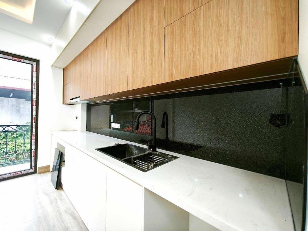 Oto Đỗ Cửa - Phố Lạc Long Quân: Đầu Tư Sinh Lợi, Dòng Tiền Ổn Định - Giá 13.2 Tỷ