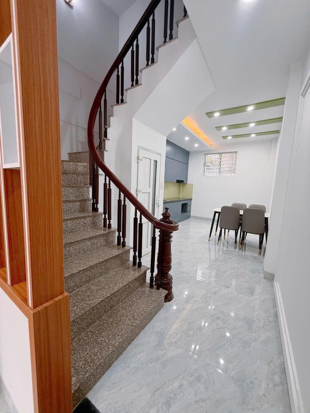 Bán nhà Phú Diễn 42m² x 5 tầng, chỉ 7 tỷ, gần phố, vị trí đẹp
