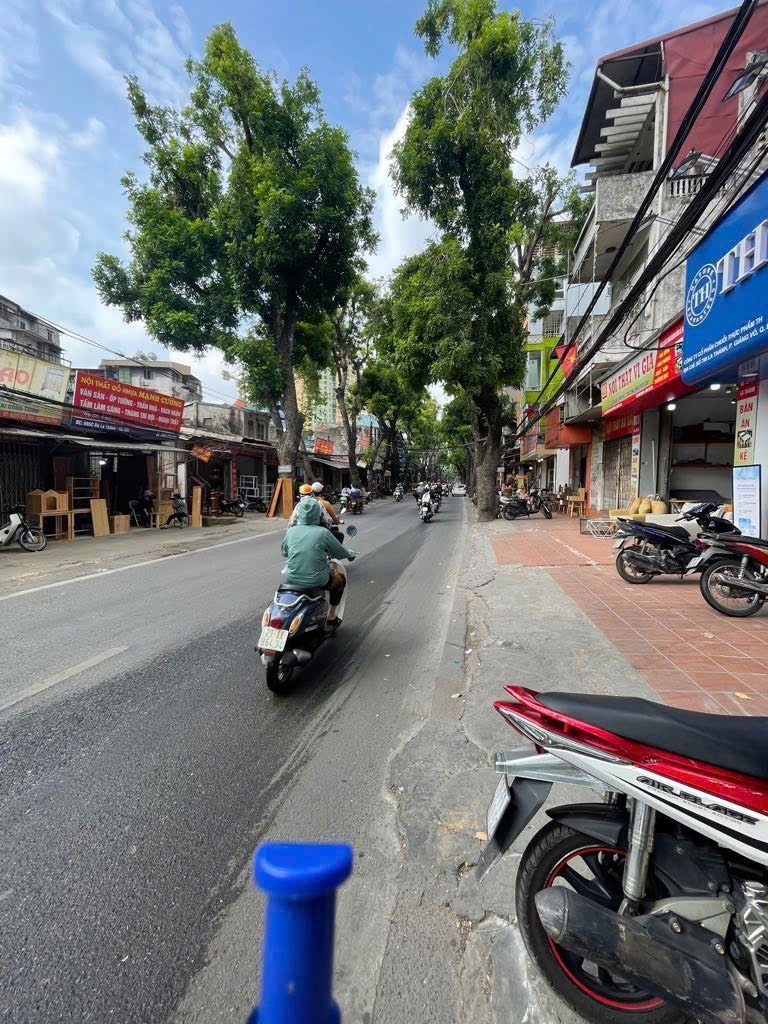 Bán nhà mặt phố Đê La Thành - Vị trí đẹp, kinh doanh sầm uất, 16 tỷ
