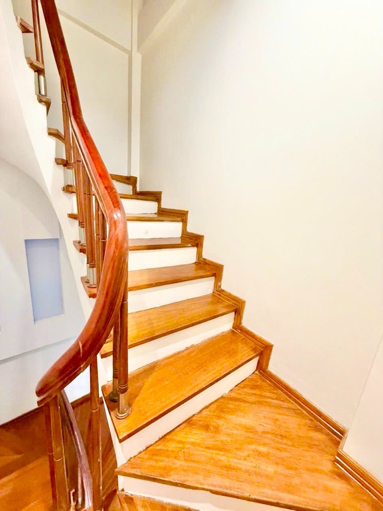 Bán nhà Cầu Giấy 40m2, 5 Tầng, Giá 7 Tỷ - Vị Trí Đẹp, Giao Thông Thuận Tiện