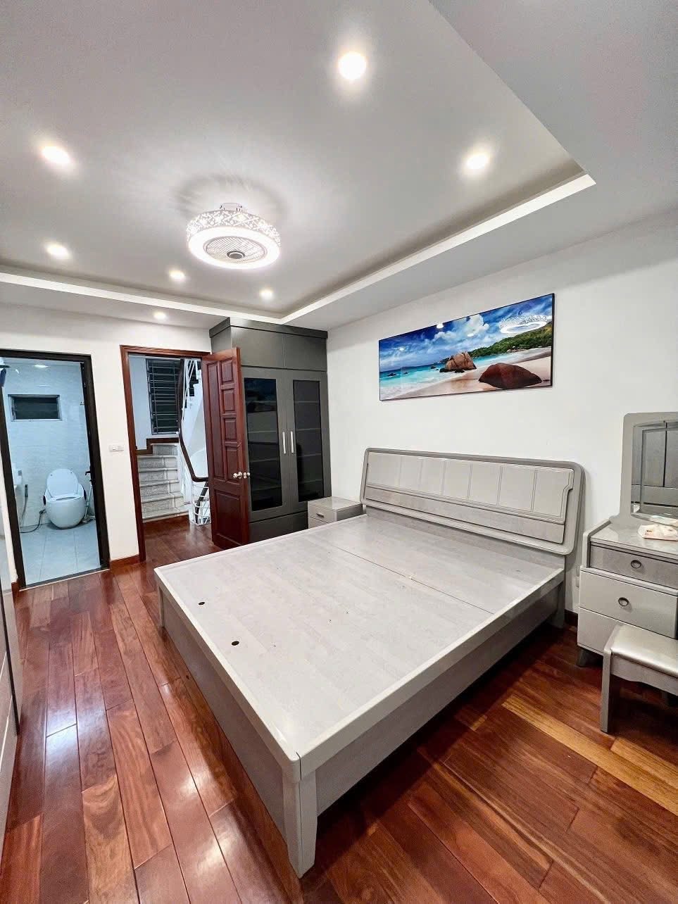 Nhà Phố Quan Nhân - Cầu Giấy: Vị Trí Đẹp, Gần Phố, 7 Tầng, Giá Tốt