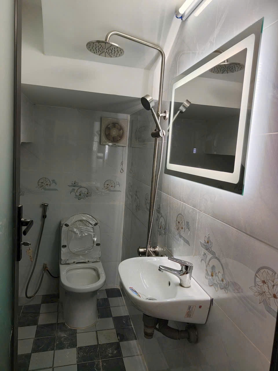Bán nhà 2 lầu, 4PN, hẻm ô tô - Đường Âu Dương Lân, P.3
